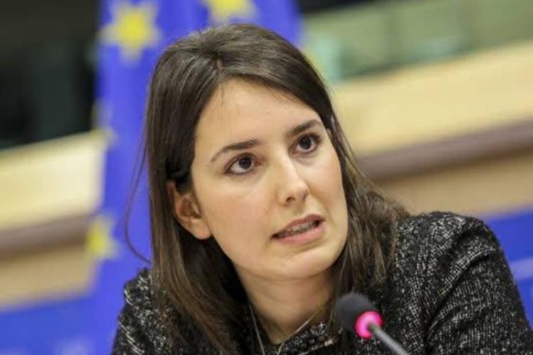 Laura Ferrara: LA DECISIONE SPETTA AGLI ISCRITTI!